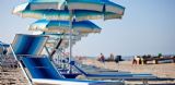  IL NOSTRO SERVIZIO SPIAGGIA AL TARTARUGA BEACH,  TRA R  ELAX E DIVERTIMENTO!   Novità 2022: la piscina in spiaggia!  
